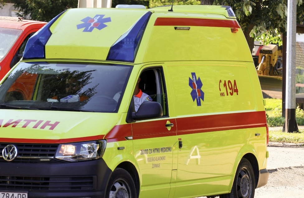 Prometna nesreća kod Eminovaca: Automobil sletio s ceste, jedna osoba ozlijeđena