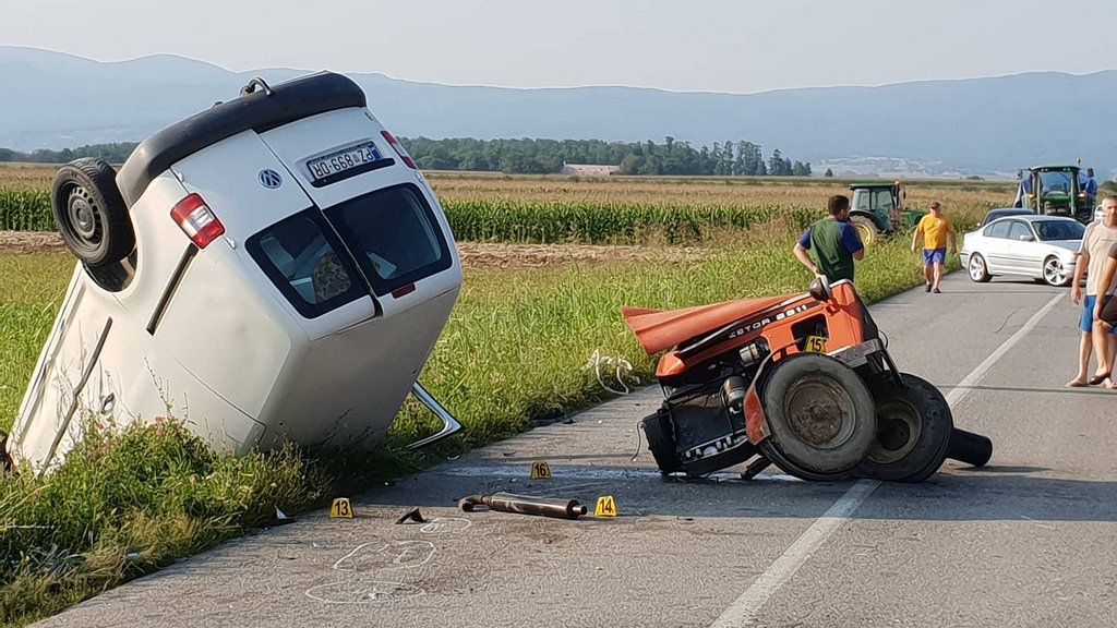 Prometna nesreća kod Turnića - Od siline udarca traktor puknuo popola, dvoje prevezeno u bolnicu