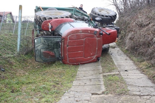 Prevrnuo se s traktorom na vinogradarskom putu
