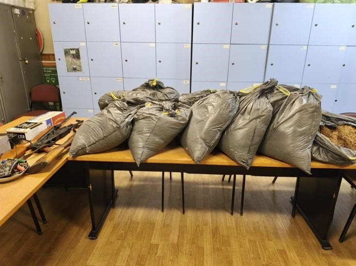 Pronađeno 95 kilograma duhana i veća količina oružja