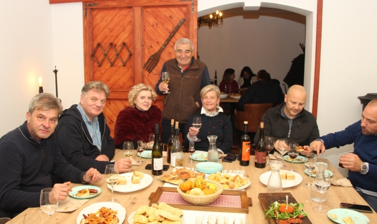 Proslavljeno Martinje u Vinariji Sontachi u novo otvorenoj kušaonici vina po starim regulama "krštenja" mošta