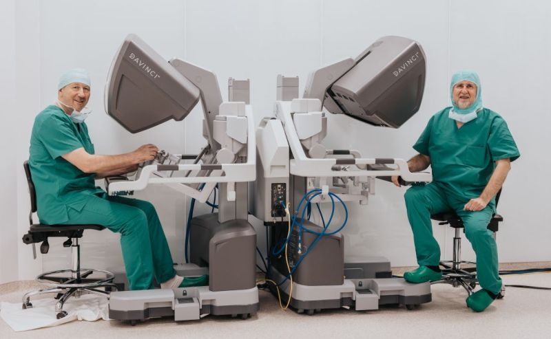 Prvih stotinu operacija sofisticiranim robotskim sustavom Da Vinci u IMC Priora u Čepinu