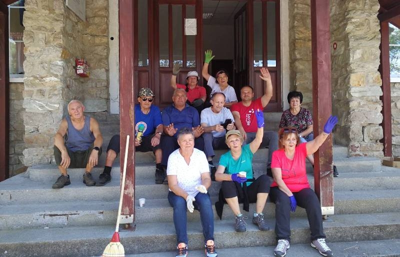 Radna akcija HPD-a "Sokolovac" Požega - Uređen Planinarski dom "Lapjak" unatoč velikoj vrućini