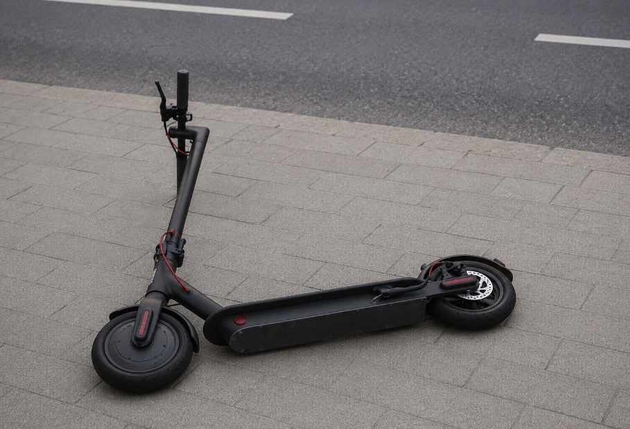 Sudar automobila i električnog romobila u Požegi: Vozač kažnjen na mjestu