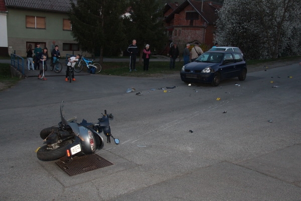 Sudar Renaulta i skutera na zavoju u Vranduku