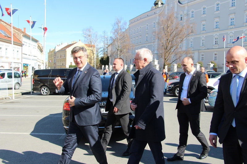 Tim "Odvažno za Hrvatsku" posjetio Požegu i zbog "korone" samo se družili sa članovima HDZ-a na otvorenom