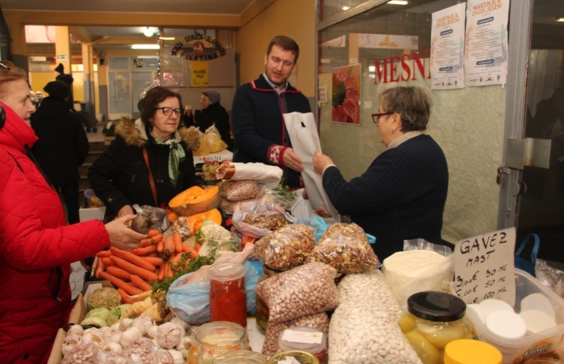 Tradicionalno blagdansko druženje s prodavačima i zakupcima štandova na požeškoj Tržnici kojom upravlja Komunalac Požega