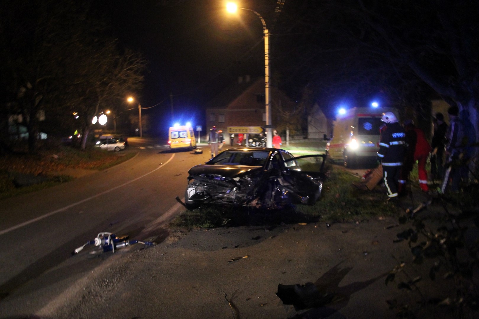 Tri osobe ozlijeđene u izravnom sudaru dva osobna automobila