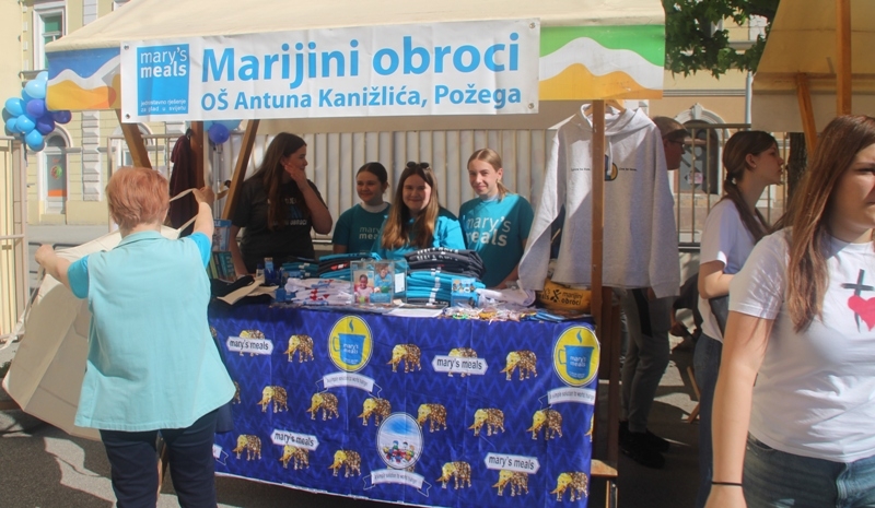 Učenici OŠ Antuna Kanižlića svojim 14. Humanitarnim sajmom sudjeluju u projektu Marijinih obroka "Gladnoj djeci za školski obrok"