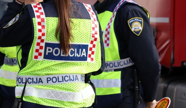 Upravljao mopedom bez vozačke dozvole i kacige te vrijeđao policijske službenike
