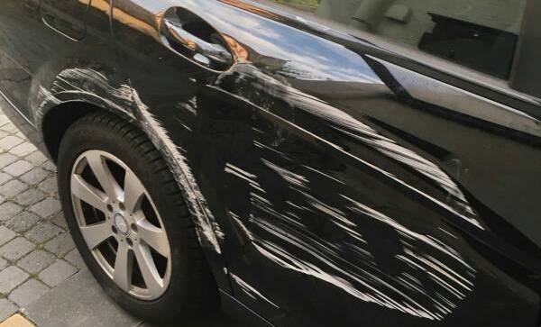 Uz alkohol od 2,10 promila 72-godišnji vozač zapeo za automobil a onda vožnjo unazad udario u drugo vozilo - na kraju je pobjegao