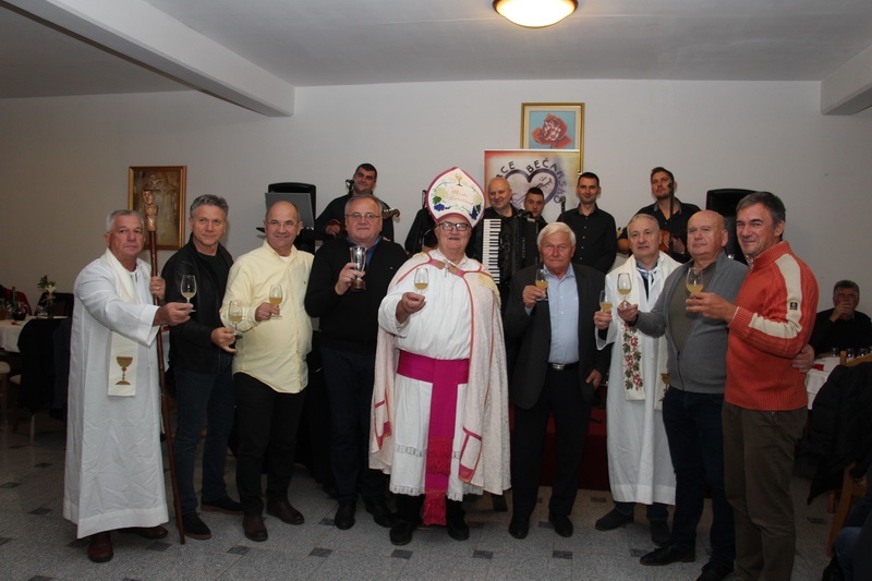 Uz tambure i dalmatinsku klapu zapjevali i svi dosadašnji vinski kumovi Enjingijeva vina