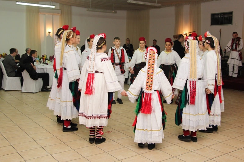 Uz šargiju i bosančicu i igra prstena