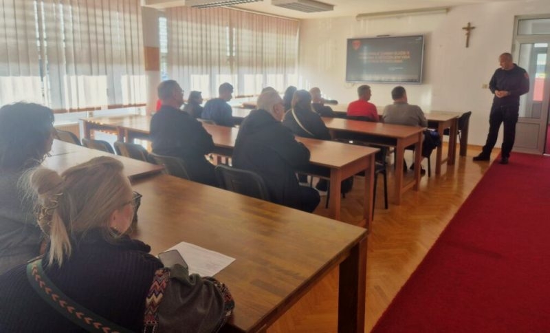 Vatrogasci JVP Požega educirali članove Udruge slijepih o sigurnosti i postupanju u kriznim situacijama