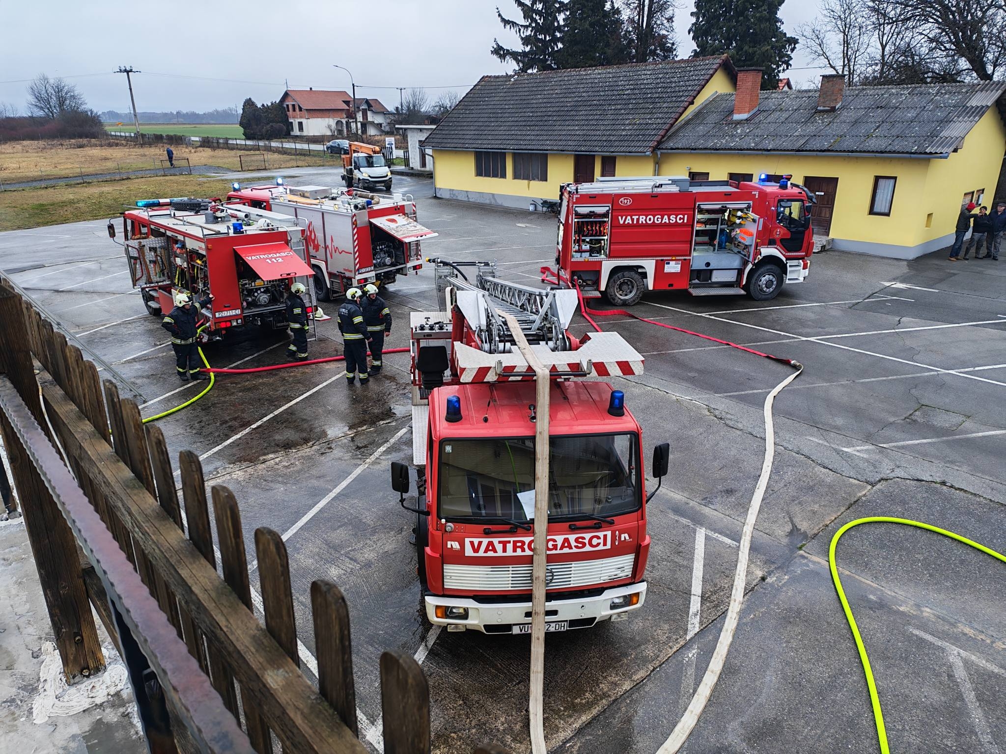 Veliki požar u sali za svatove u Grabarju gasilo nekoliko DVD-a s 25 vatrogasaca - drugi požar u Požegi u metalnom kontejneru otpada