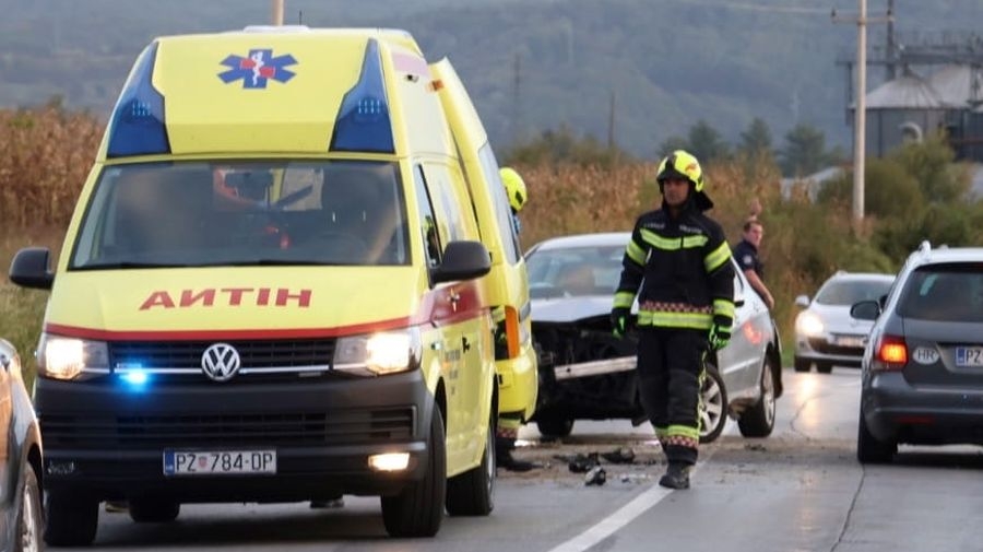 Više osoba ozlijeđeno u prometnoj nesreći u Jakšiću, slijedi očevid
