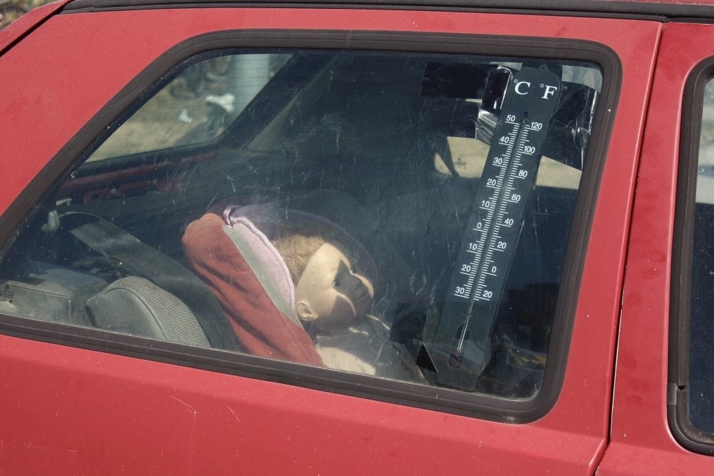 Visoke temperature - Nikada ne ostavljajte dijete samo u automobilu