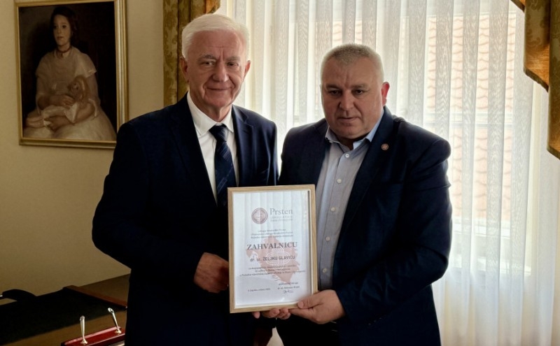 Vodstvo Udruge “Prsten” Požeško-slavonske županije uručilo gradonačelniku Glaviću zahvalnicu za podršku Hrvatima iz BiH
