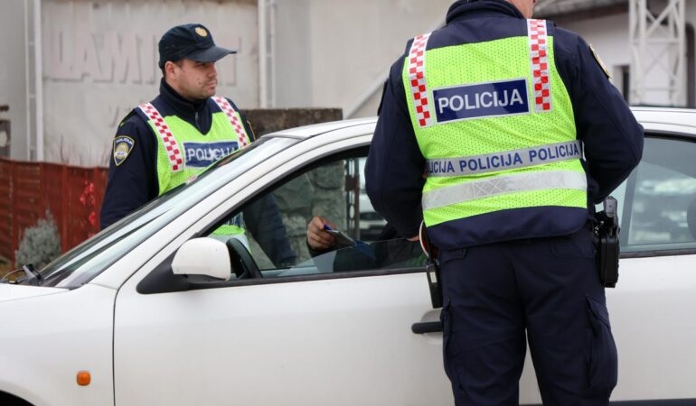 Vozio pijan u Eminovcima, smješten u posebnu prostoriju policije