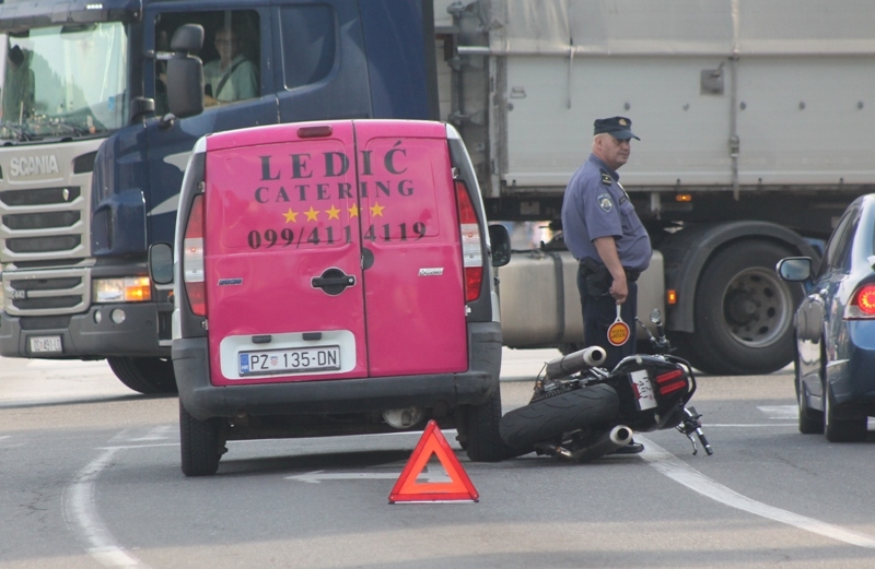 Vožnjom unatrag izbjegavala kamion, pa udarila u motocikl