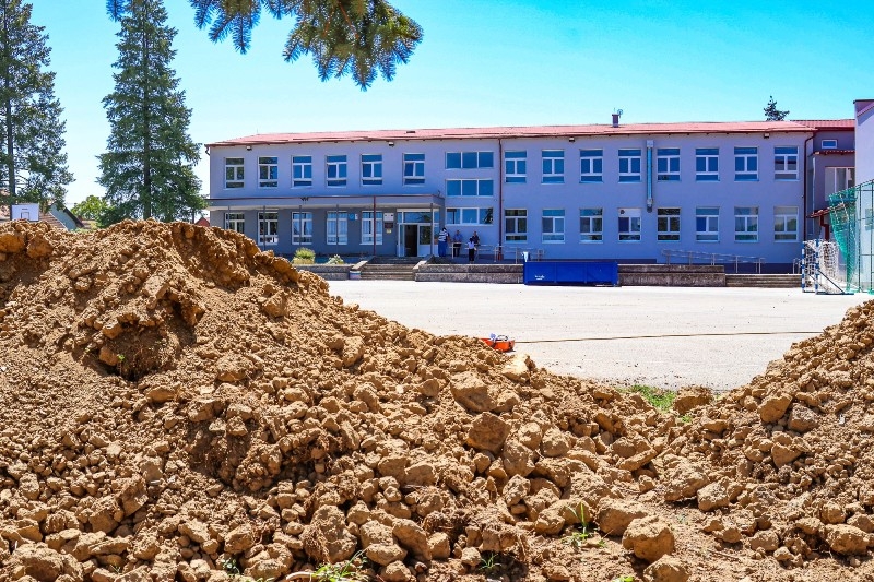Za vrijeme ljetnih praznika u OŠ u Jakšiću i Trenkovu provode se projekti i radovi vrijedni 600 tisuća eura