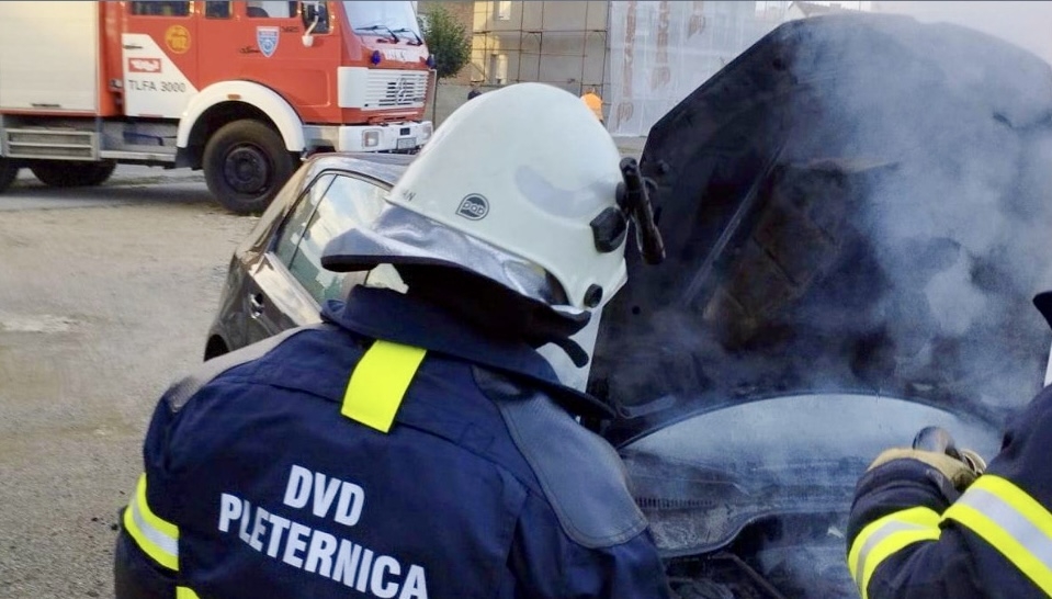 Zapalio se automobil, gašenje u tijeku