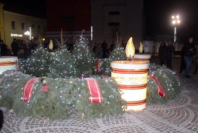 Zapaljena prva adventska svijeća ispred požeške katedrale