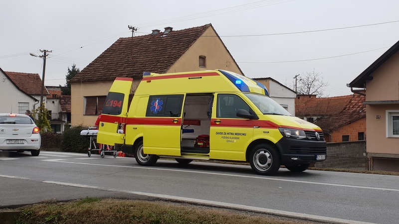 Žena ozlijeđena pri udaru u autobus