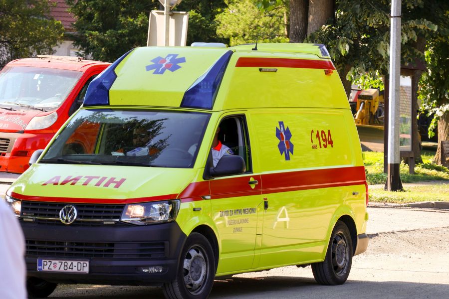 Nepropisno parkirao automobil i otvorio vrata, biciklist teško ozlijeđen