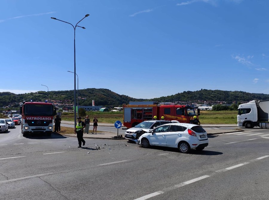 Zbog oduzimanja prednosti sudario se s drugim vozilom