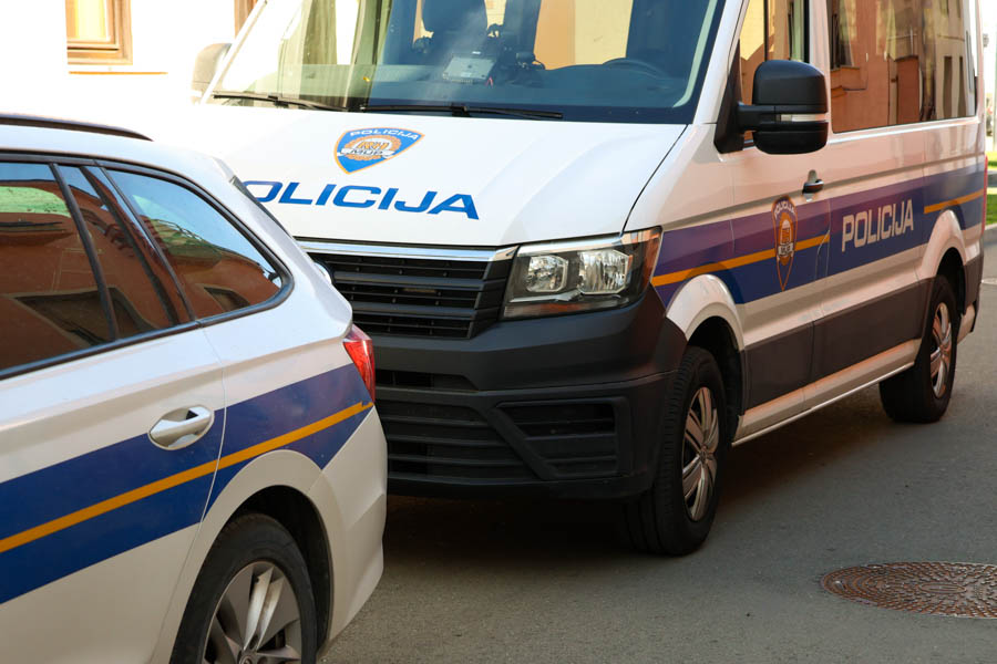 Zbog neprilagođene brzine udarila u parkiranu prikolicu priključenu na traktor, 77-godišnjakinja ozlijeđena