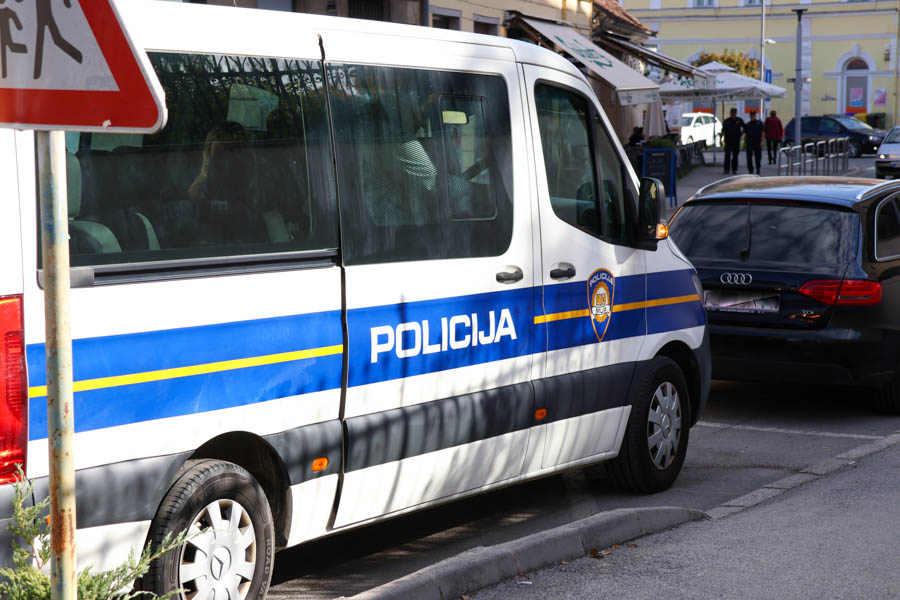Nepoznati vozač udario u parkirani automobil i napustio mjesto događaja