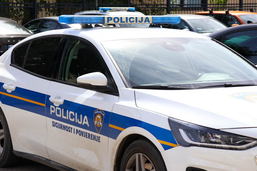 Prekršajno prijavljen zbog držanja pasa bez nadzora