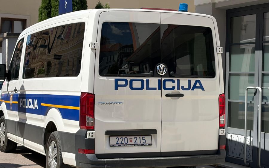 Vozač koji je skrivio prometnu nesreću u kojoj je teško ozlijeđen 21-godišnjak predan pritvorskom nadzorniku