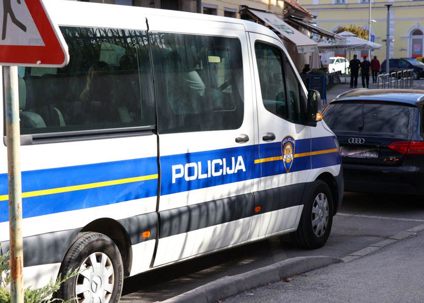 Nepoznati vozač udario u parkirani automobil i napustio mjesto događaja