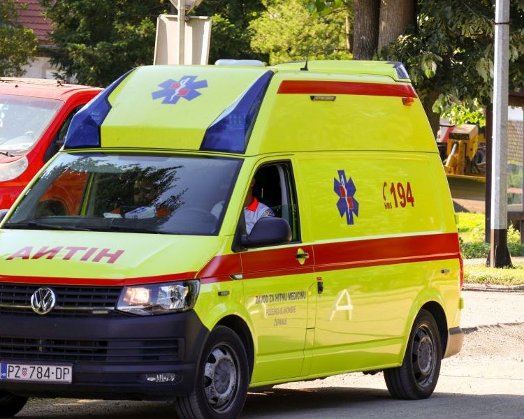 Nepropisno parkirao automobil i otvorio vrata, biciklist teško ozlijeđen