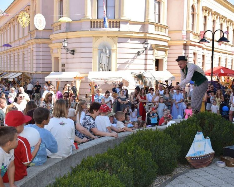 Gradsko kazalište Požega predstavilo što donosi nova sezona, najmlađi uživali u predstavi „Ptičar i vrana“