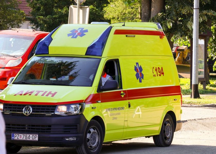 Nepropisno parkirao automobil i otvorio vrata, biciklist teško ozlijeđen