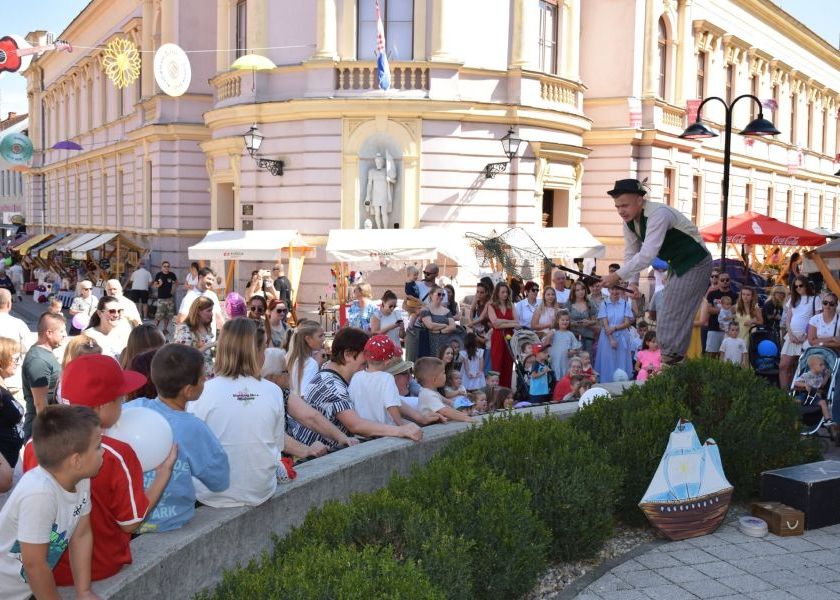 Gradsko kazalište Požega predstavilo što donosi nova sezona, najmlađi uživali u predstavi „Ptičar i vrana“