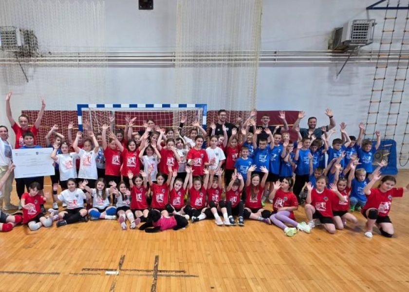 Ženski rukometni klub Požega omogućio djevojčicama godinu sporta, opremu, aktivnosti u knjižnici, izlete, kampove i odlazak na more u Bašku – potpuno besplatno!