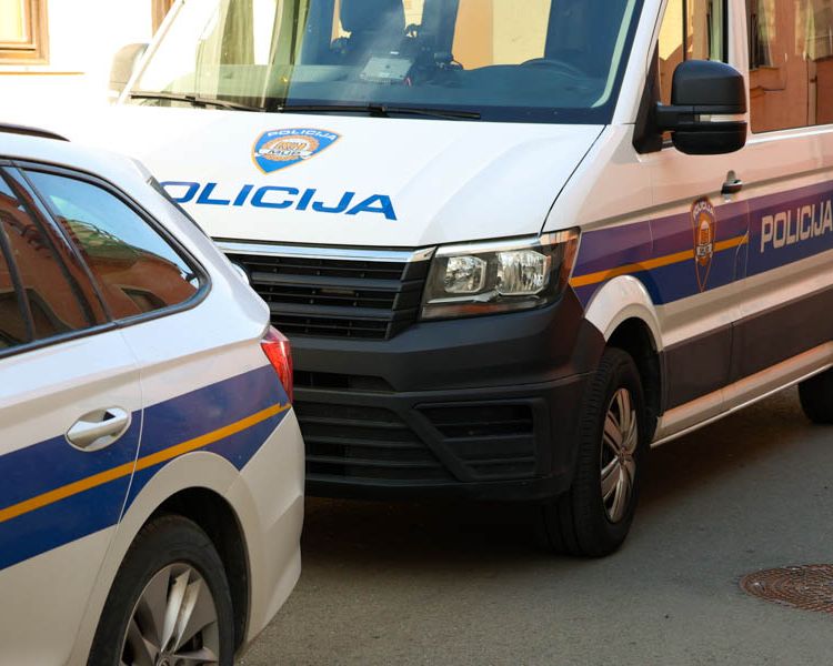 28-godišnjakinja nepropisno pretjecala vozilo na pješačkom prijelazu pa se sudarila s automobilom iz suprotnog smjera