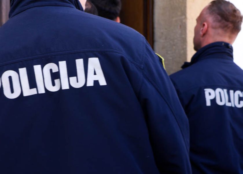 Pijan vikao i ometao rad u poslovnici banke, a potom omalovažavao i vrijeđao policijske službenike