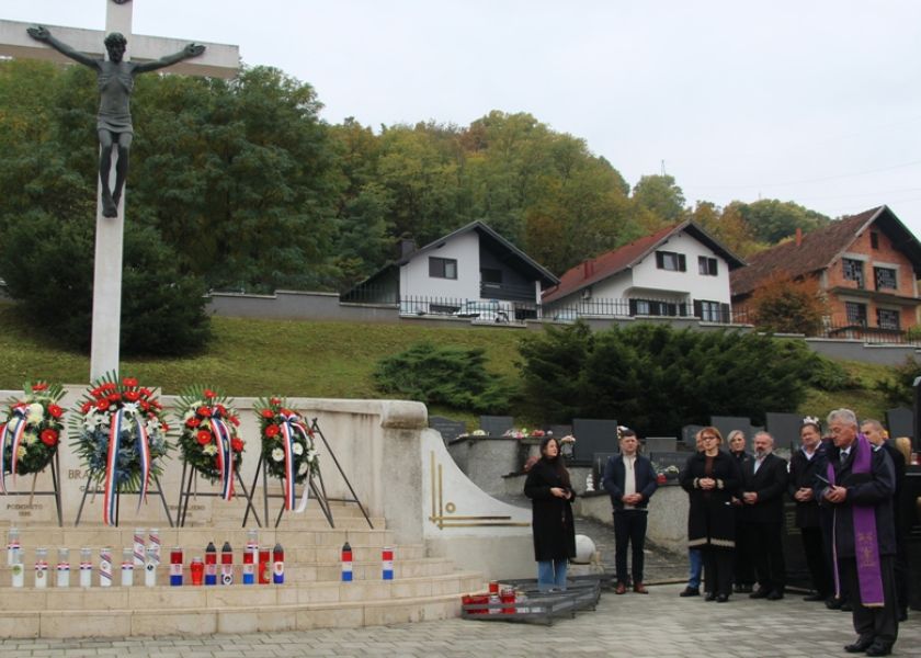 Polaganje vijenaca podno spomen križa na groblju sv. Ilije uz blagdan Svih Svetih i Dušnog dana