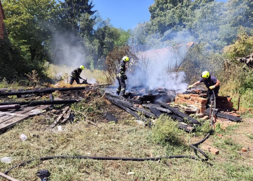 Nekoliko požara tijekom jučerašnjeg dana, dvorišna zgrada u potpunosti izgorjela