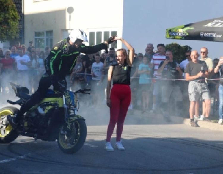 Održani jubilarni 15. Moto susreti u Pleternici: Tisuće posjetitelja uživale u defileu ulicama grada, stunt showu i koncertima