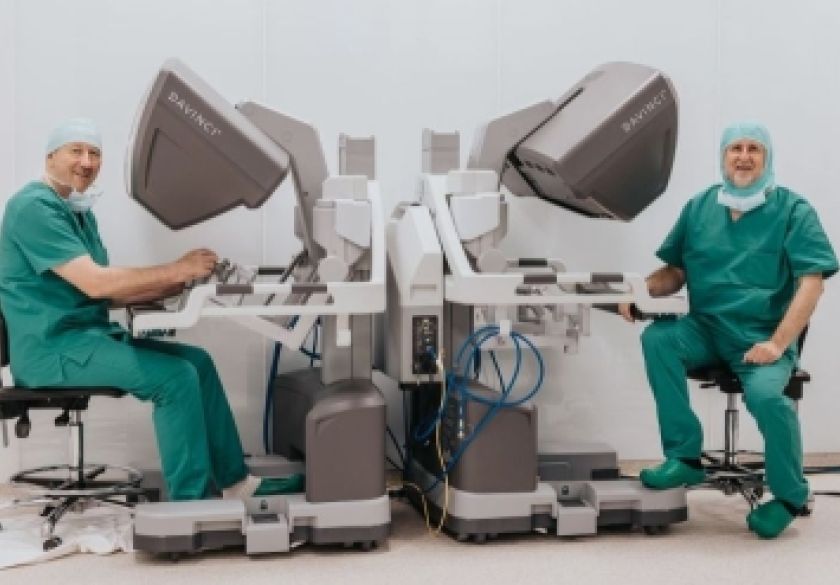 Prvih stotinu operacija sofisticiranim robotskim sustavom Da Vinci u IMC Priora u Čepinu