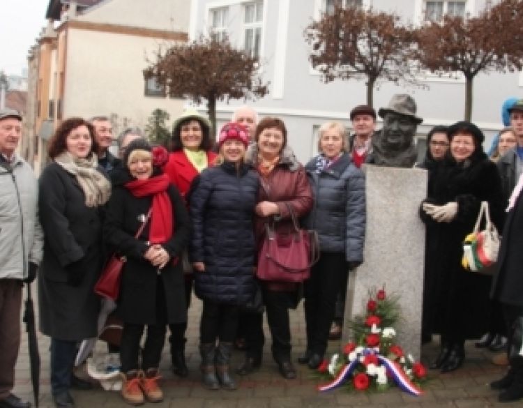 Polaganjem vijenca podno biste obilježen 103. dan rođenja pjesnika i književnika Matka Peića znamenitog Požežanina