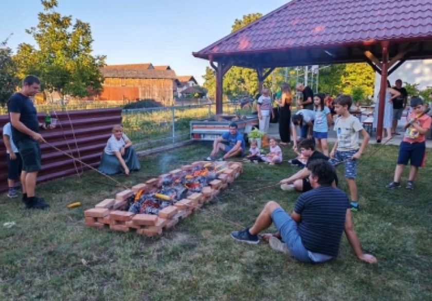Bjeliševac čuva tradiciju: „Naši korijeni“ završili druženjem uz stare običaje, pjesmu i pečeni kukuruz