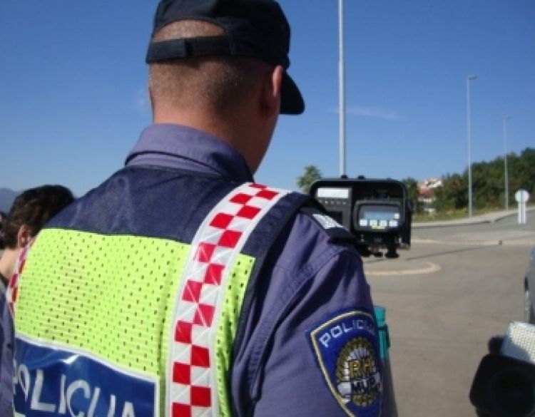 Teško ozlijeđen 62-godišnji vozač prilikom pokušaja bijega trčanjem – upravljao vozilom bez dozvole i pod utjecajem alkohola