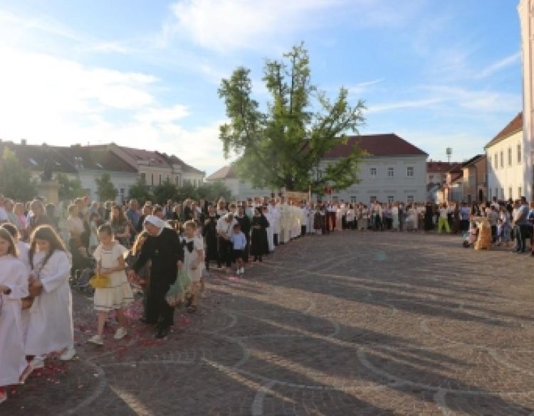 Vjernici ispunili središte Požege na proslavi svetkovine Tijelova